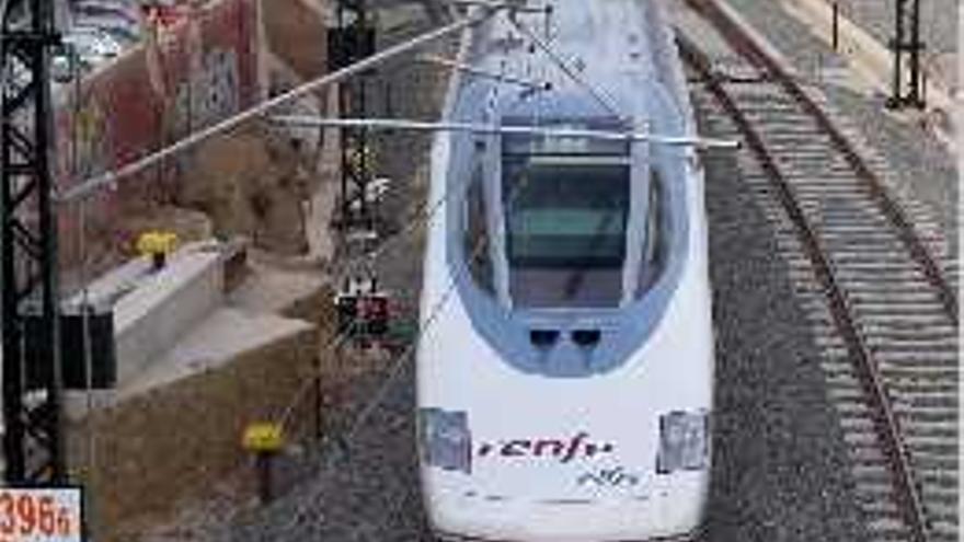 Un tren de alta velocidad, a la entrada de Valencia.