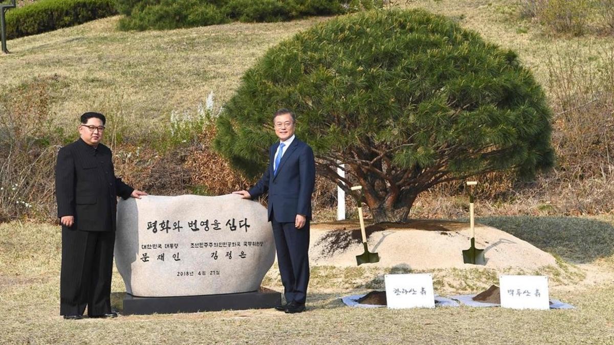 Kim Jong-un, a la izquierda, y Moon Jae-in, a la derecha.