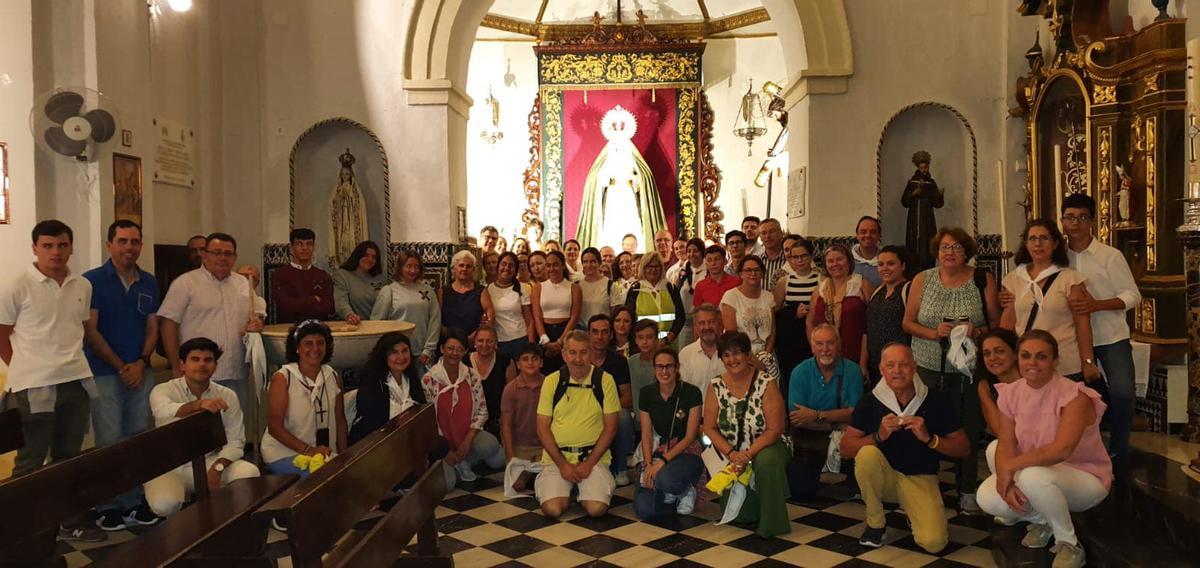 Los peregrinos de Valencina de la Concepción, en el interior de la Parroquia de la Virgen de la Estrella. Foto El Correo