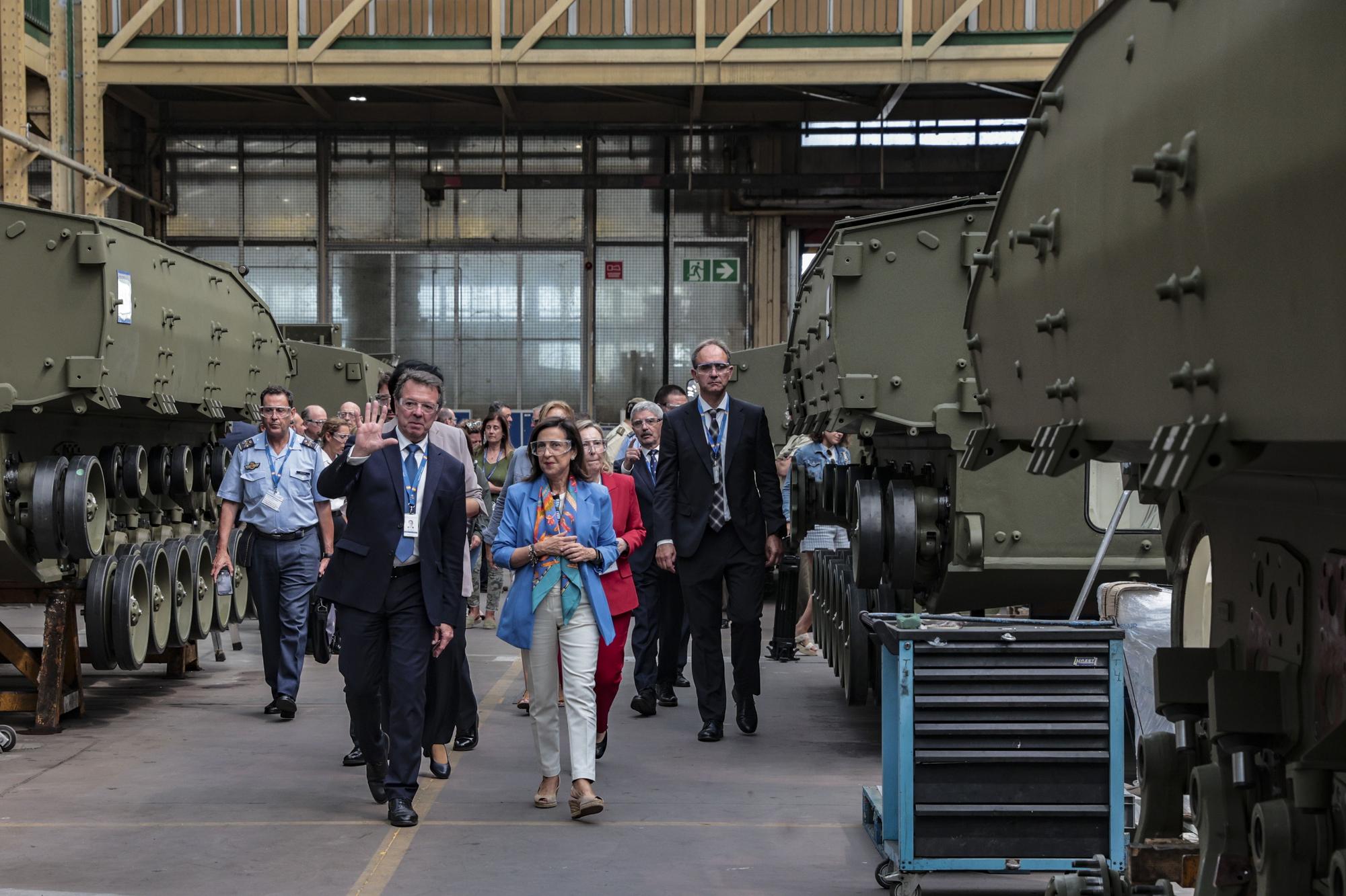 En imágenes: así fue la visita de la ministra Margarita Robles a la Fábrica de Armas de Trubia
