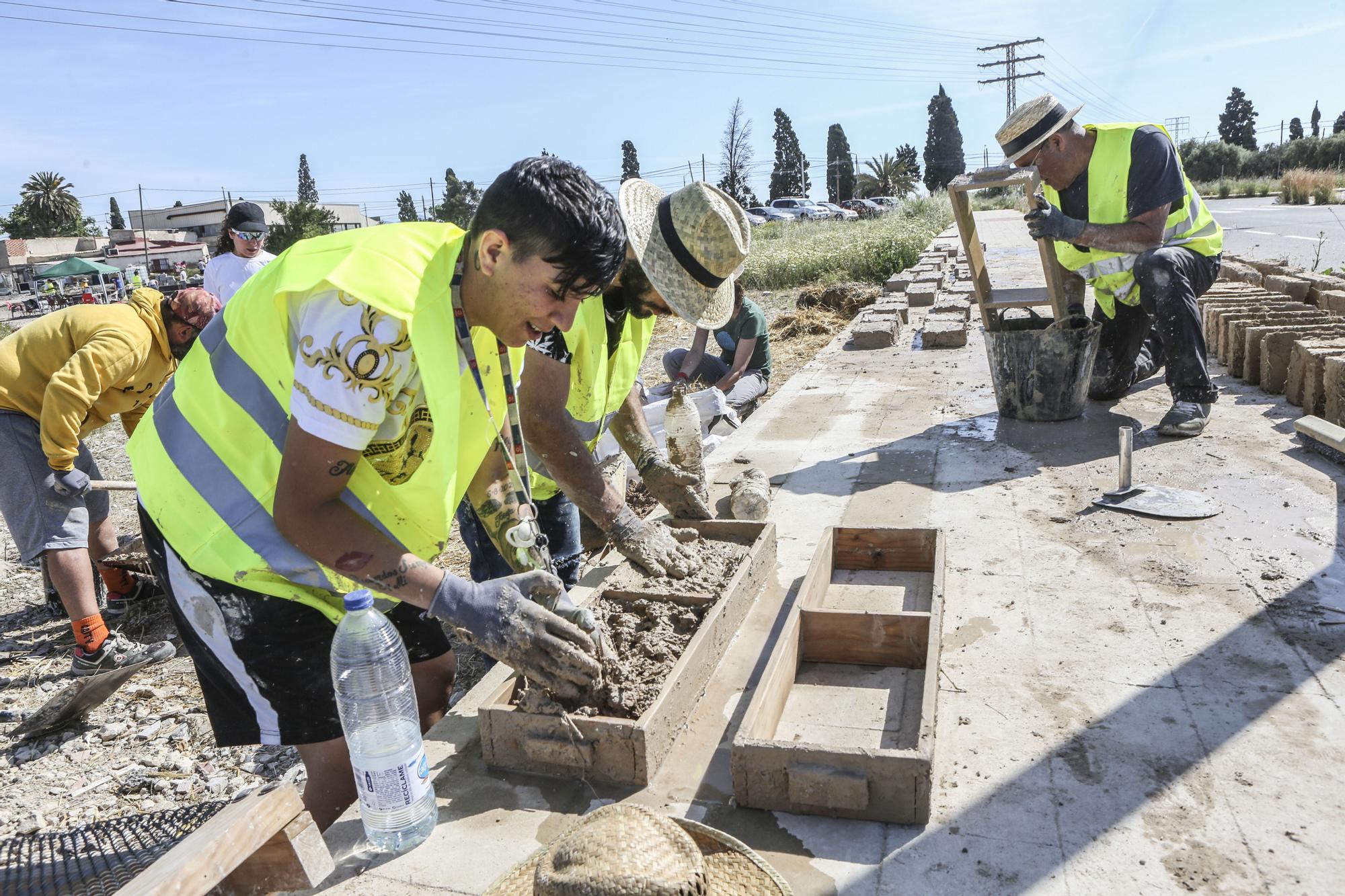 Los vecinos rehabilitan el barrio del Cementerio