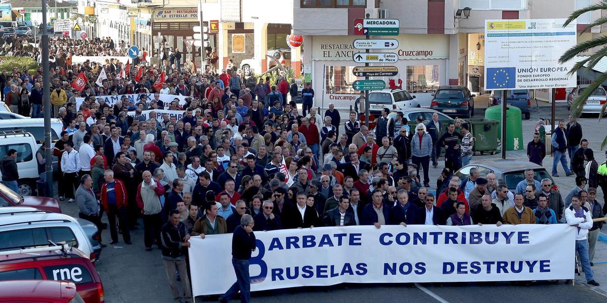 ECO24. BARBATE (CÁDIZ), 09/01/2012. Unas tres mil personas, según los organizadores, entre pescadores y vecinos de la localidad gaditana de Barbate, se ha echado hoy a la calle para pedir a las administraciones medidas "de urgencia" para paliar la grave situación económica de la localidad gaditana y, especialmente, para reclamar un nuevo acuerdo de pesca con Marruecos que permita sobrevivir a la única actividad económica de este municipio.EFE/Román Ríos ESPAÑA AND PESCA MARRUECOS. PROTESTA. MANIFESTACION. PESCA. ESPAÑA. MARRUECOS. ACUERDO