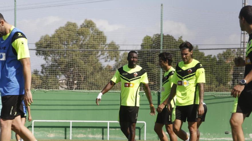 Los jugadores del Elche, durante el entrenamiento de esta mañana