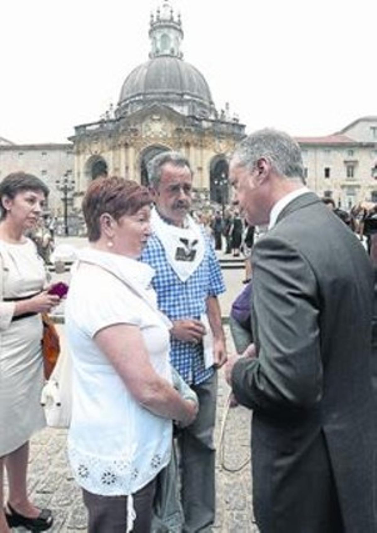 Urkullu enraona amb familiars de presos d’ETA, l’1 d’agost passat. Urkullu enraona amb familiars de presos d’ETA, l’1 d’agost passat.
