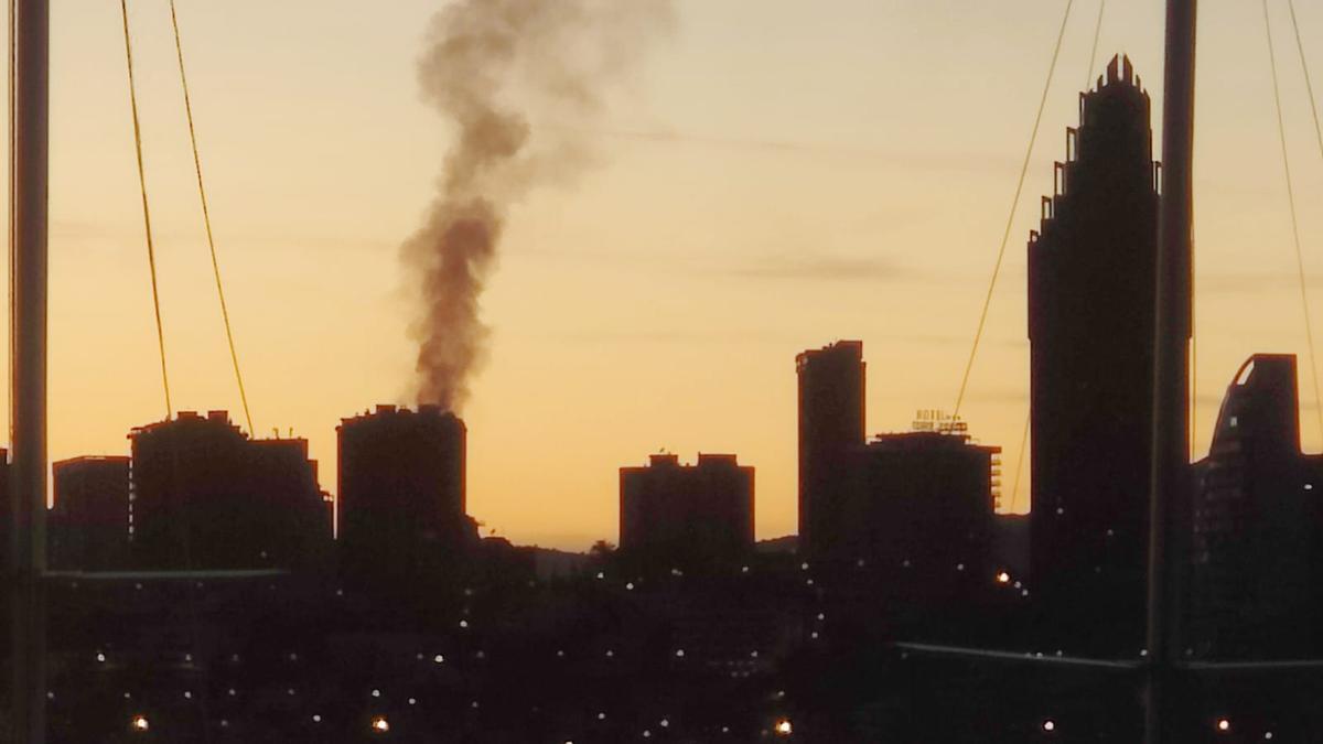 La columna de humo ha sido visible durante buena parte de la tarde desde distintos puntos de la ciudad.