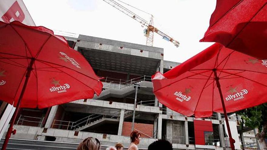 Las obras del Centro Cultural, paralizadas desde hace meses, desde una terraza anexa al edificio.