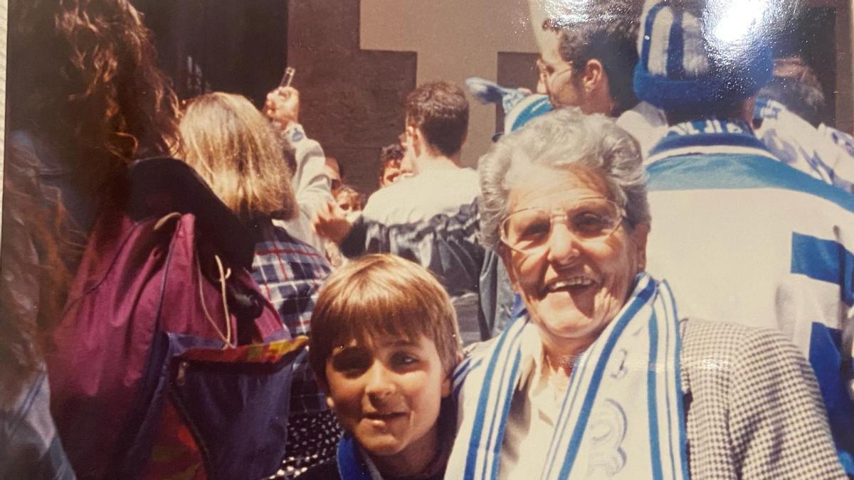Rodolfo Doldán posa con su abuela en 1994 en la calle Laurel. // cedida
