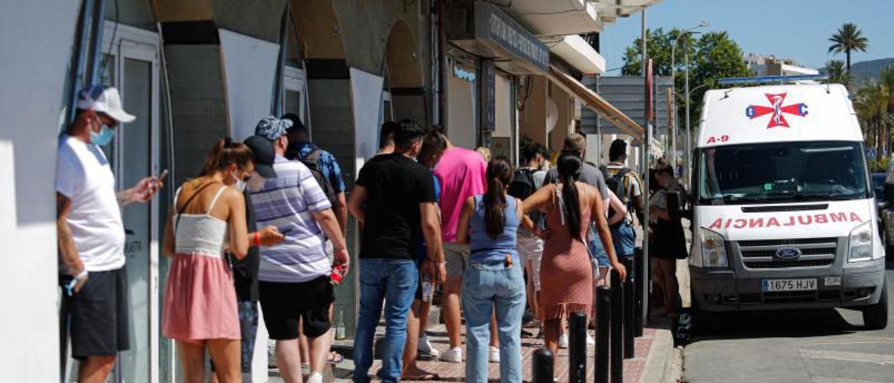 Cola de turistas para hacerse pruebas de covid en julio en un centro de Sant Antoni.