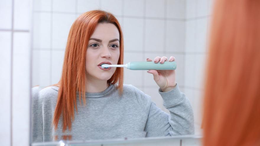 Por qué nunca debes cepillarte los dientes después de desayunar: el motivo te hará cambiar de hábitos