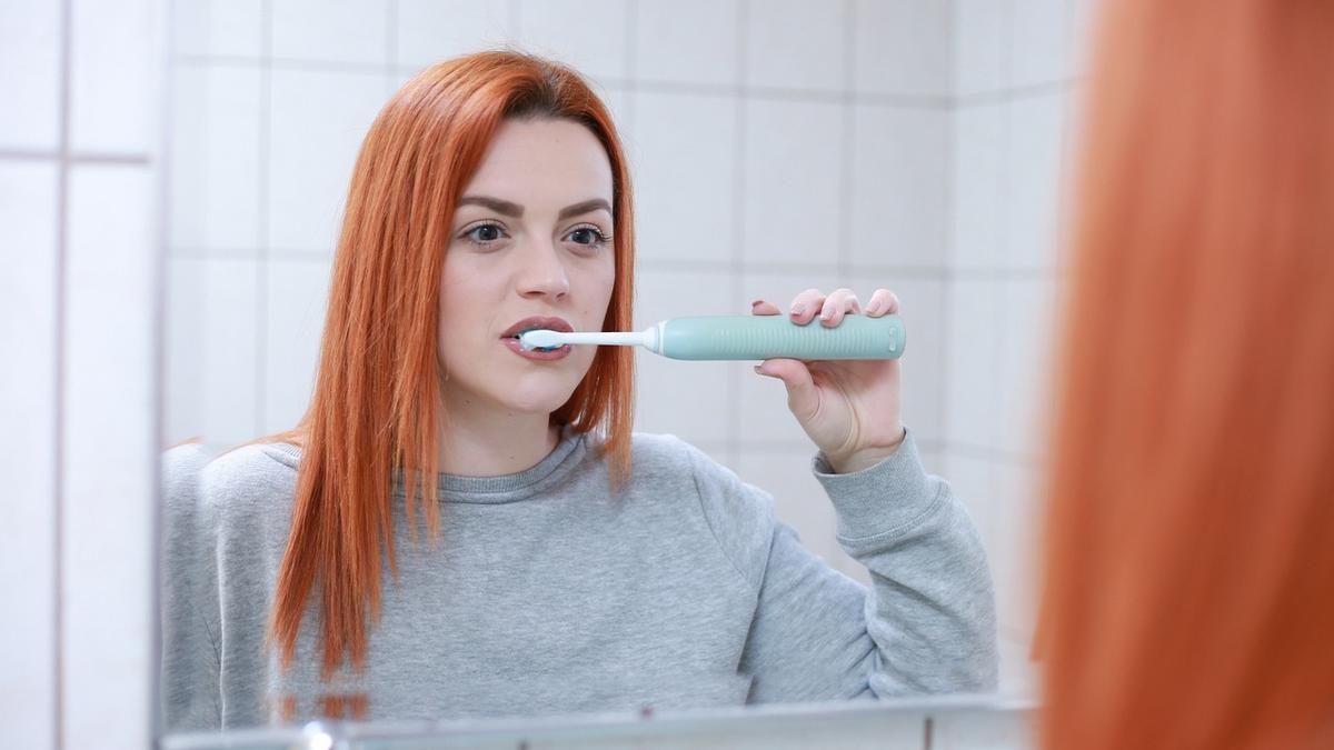 Cepillarse los dientes es fundamental para mantener una buena higiene bucodental.
