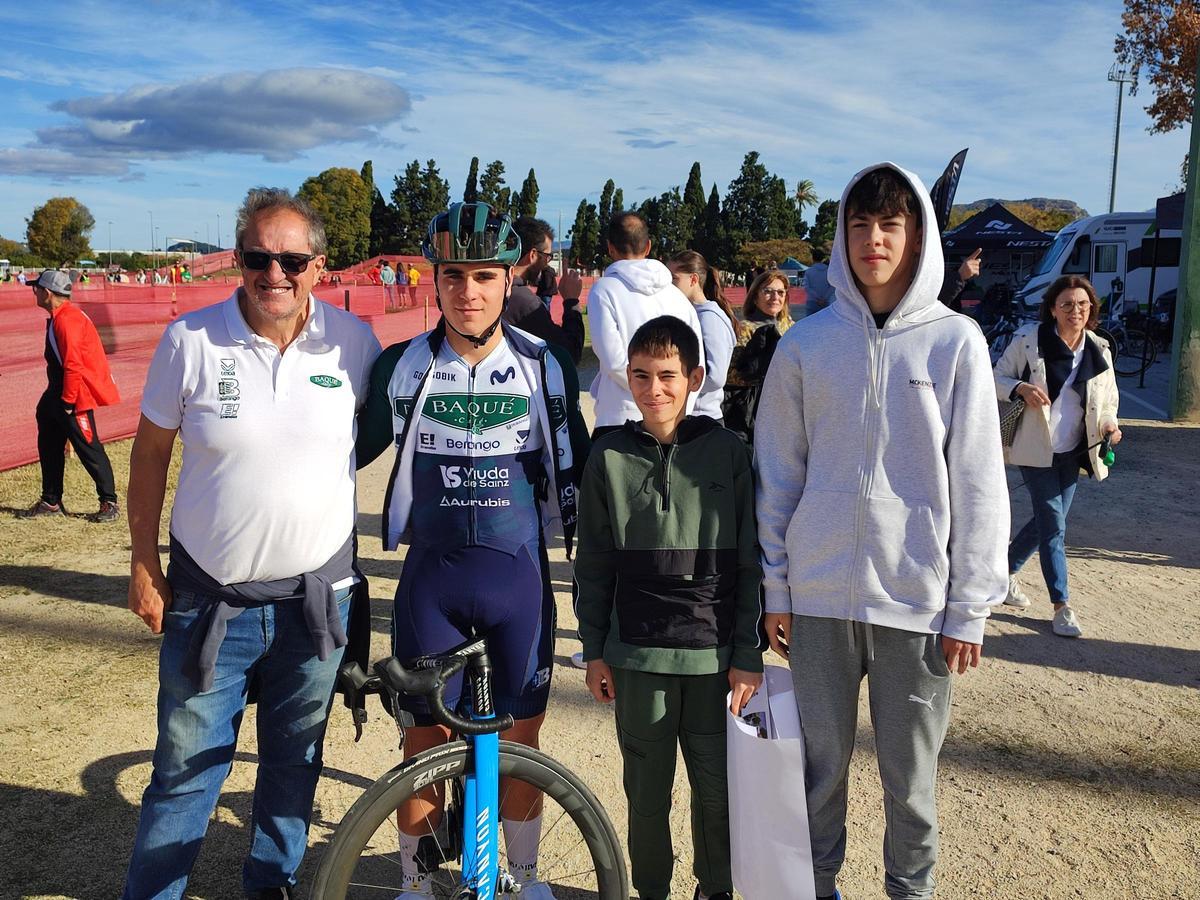 Vicent Andrés, con la nueva equipación y bicicleta, junto a Javi García, manager del equipo Baqué.
