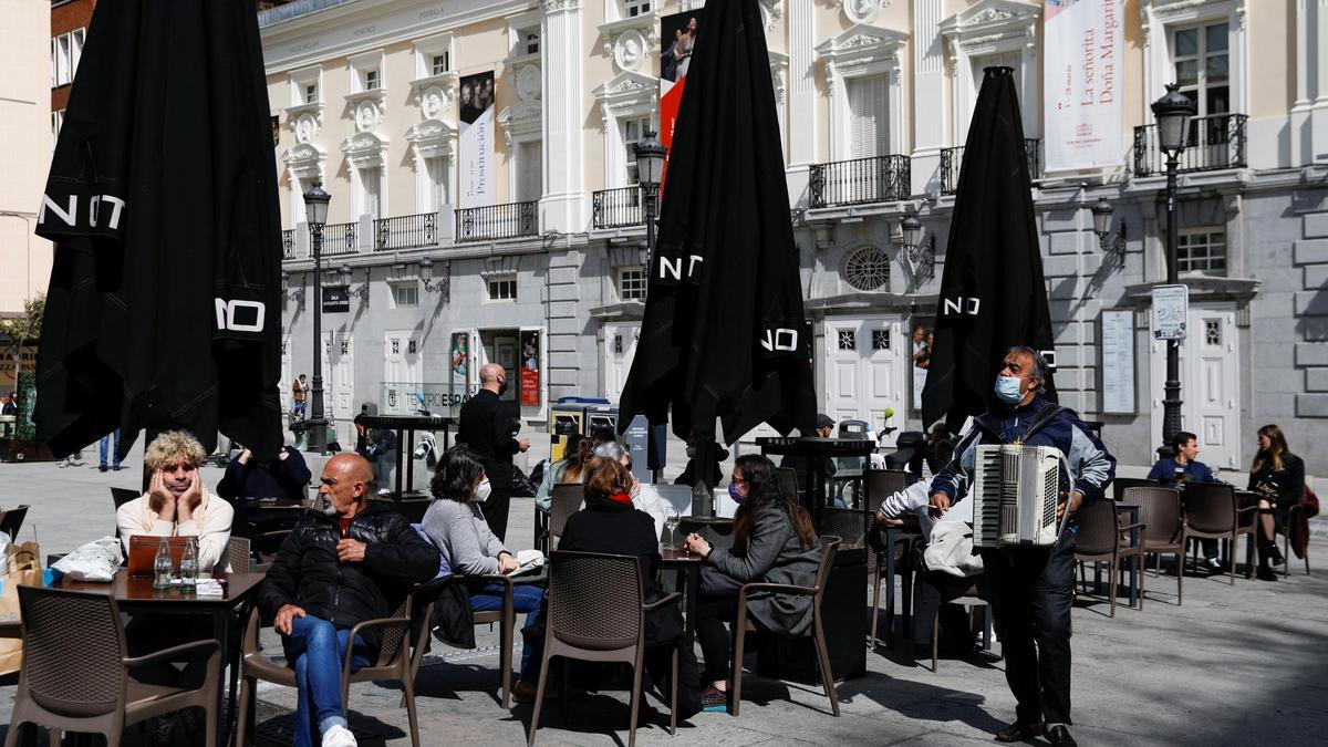 Varias personas disfrutan en una terraza en Madrid.
