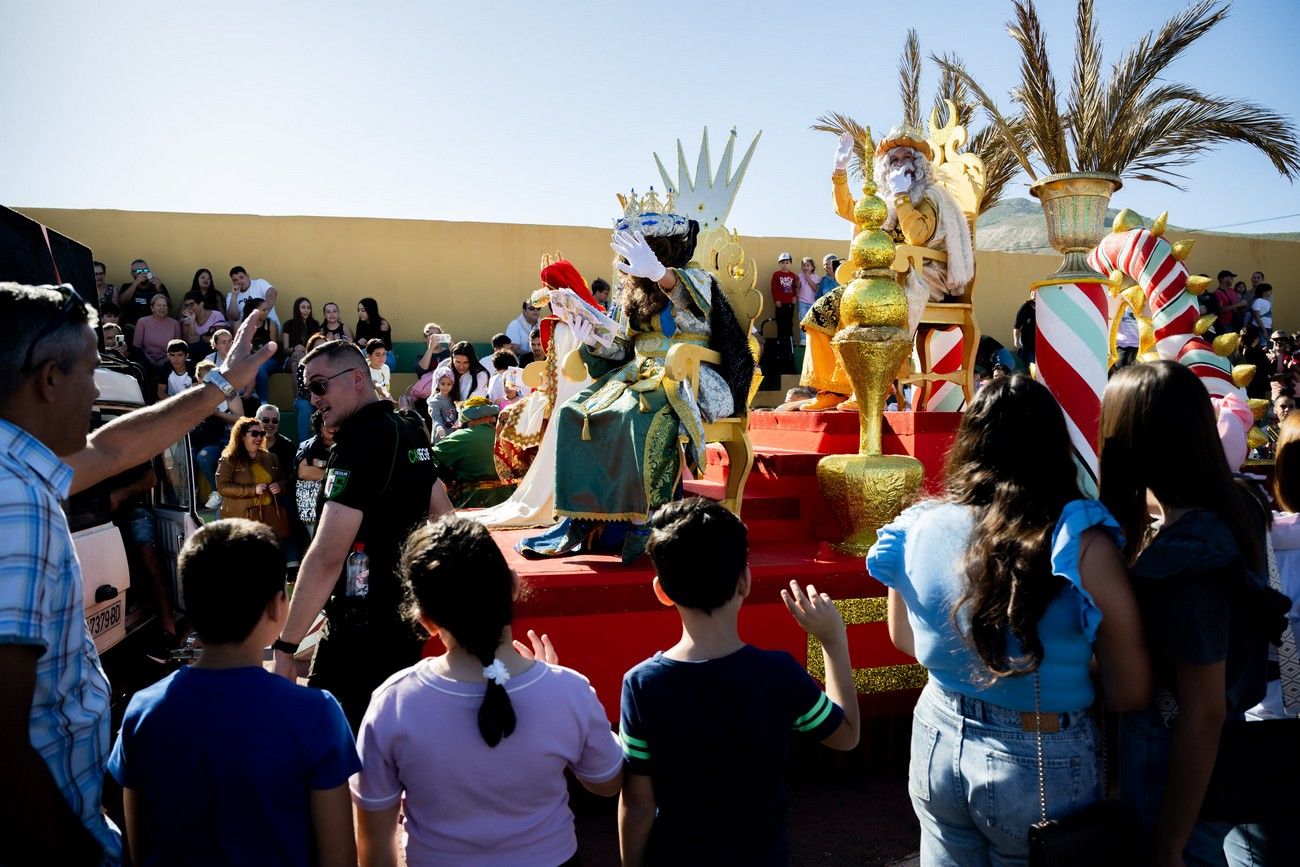 Miles de personas llenan de ilusión el Estadio de Barrial en la llegada de los Reyes Magos