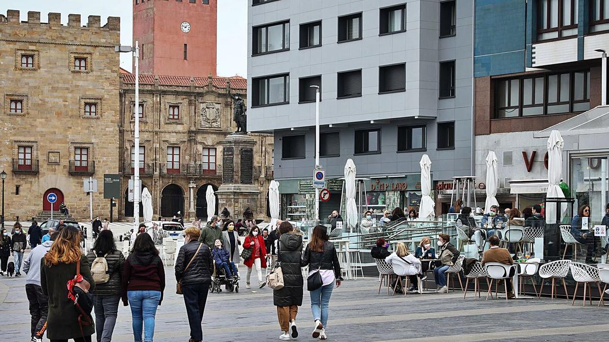 Ambiente en el paseo y terrazas del puerto deportivo de Gijón, ayer por la tarde. | Juan Plaza