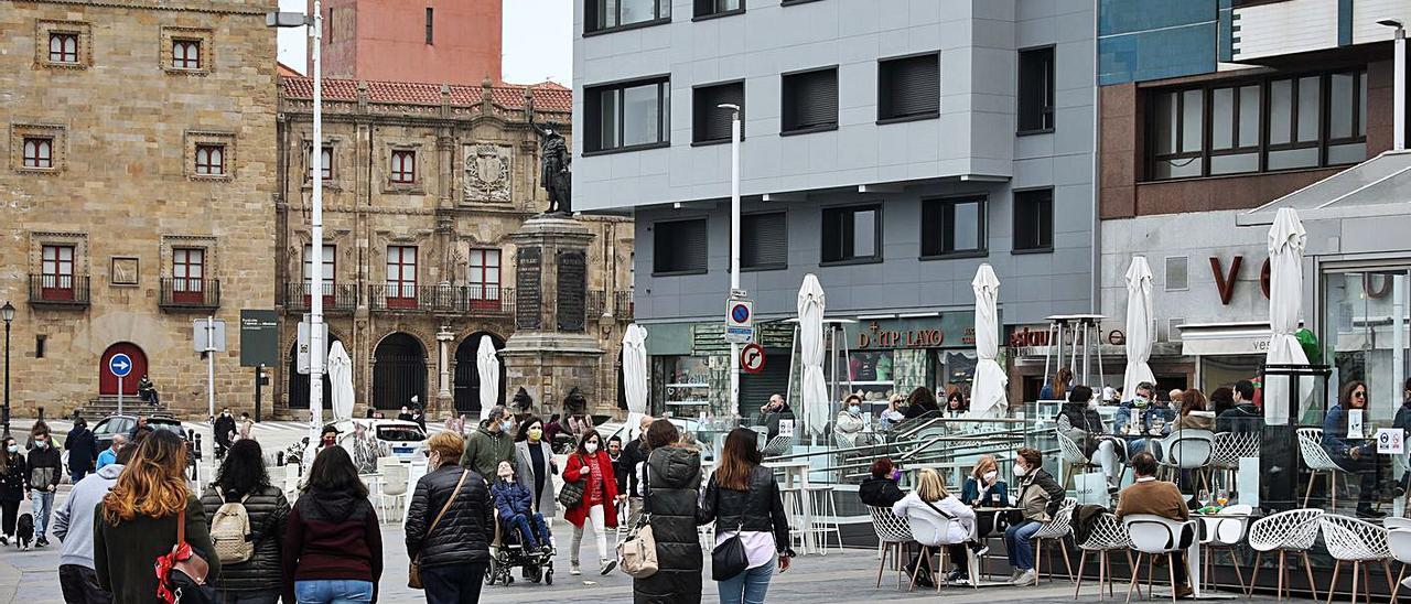 Ambiente en el paseo y terrazas del puerto deportivo de Gijón, ayer por la tarde.