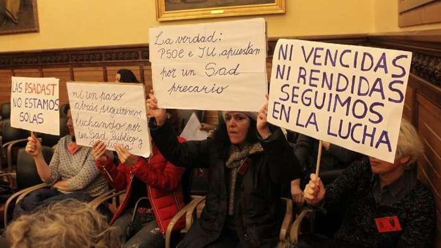 Protesta en el Pleno de las trabajadoras del servicio de ayuda a domicilio.