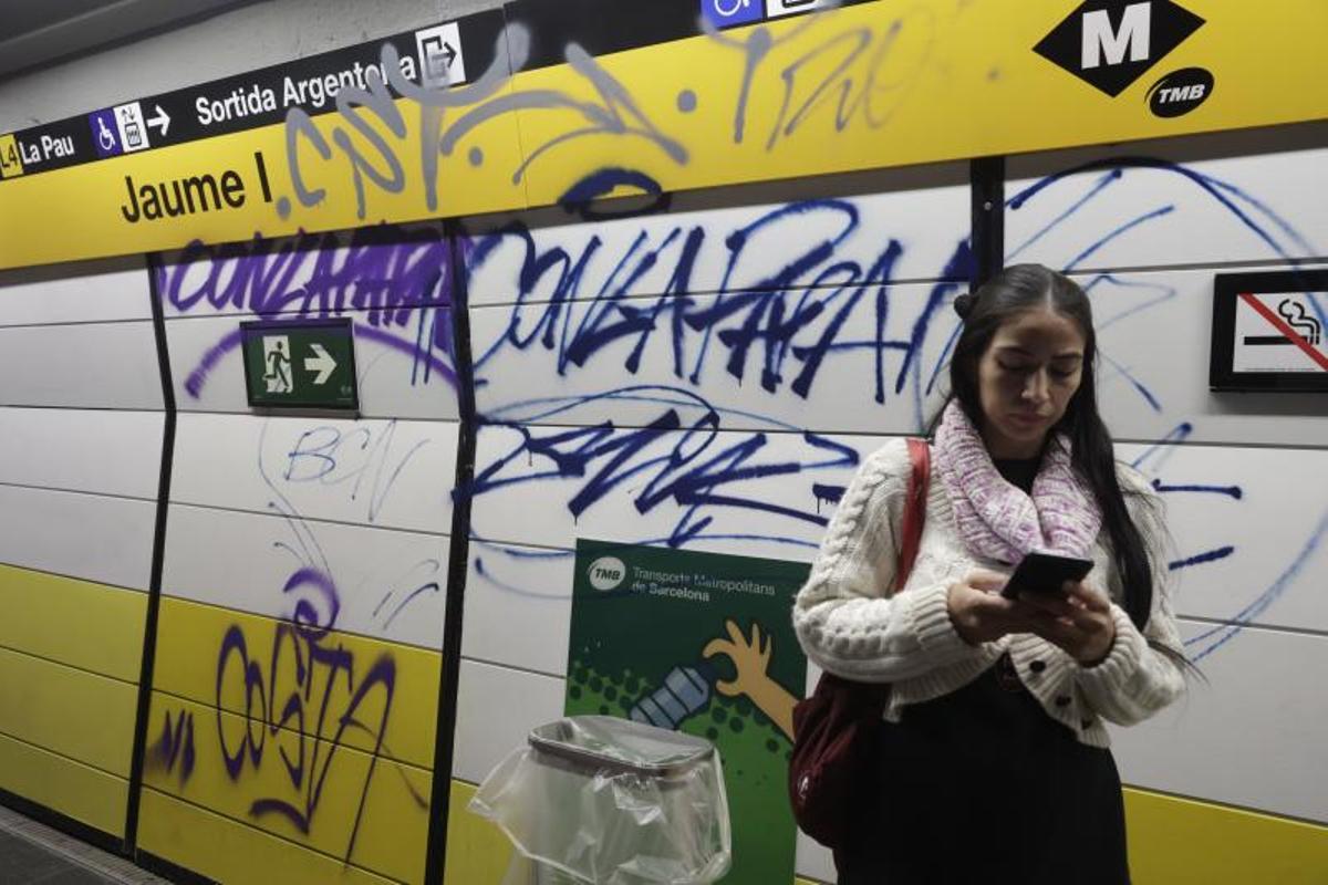 Así ha quedado la estación de metro de Jaume I después del acto vandálico