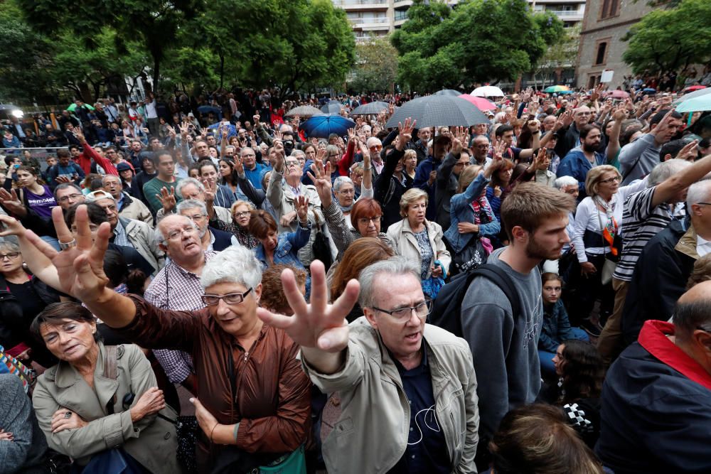 Gente manifestándose a las afueras de un colegio electoral.