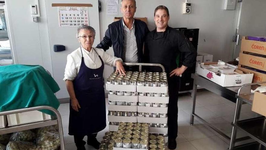 La directora de la Cocina Económica, Paco Galán y Florentino, cocinero, con los alimentos donados.