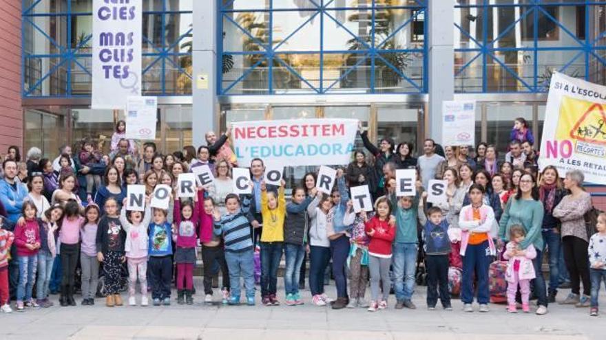 El Cervantes protesta contra el recorte de una educadora