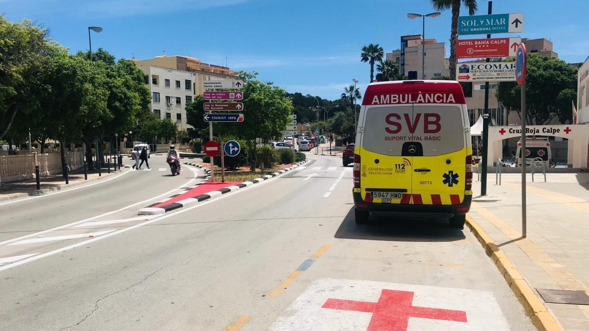 Una ambulanica de Soporte Vital Básico, aparcada cerca del centro de salud