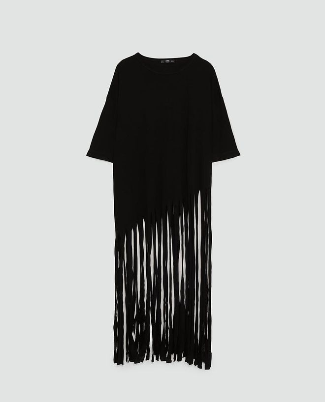 Camiseta con flecos largos, de Zara