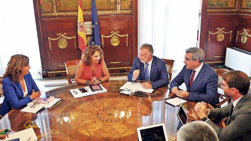 Reunión el pasado jueves entre la ministra de Hacienda, María Jesús Montero, en el centro, con Ángel Víctor Torres y Román Rodríguez en Madrid.