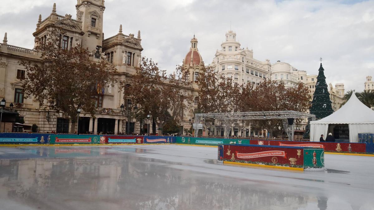 La pista de hielo de València cubierta de agua y cerrada el domingo.