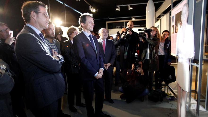 El ministro de Ciencia, Innovación y Universidades, Pedro Duque, junto a Alberto Núñez Feijóo en la inauguración de la exposición en en el Muncyt de A Coruña.