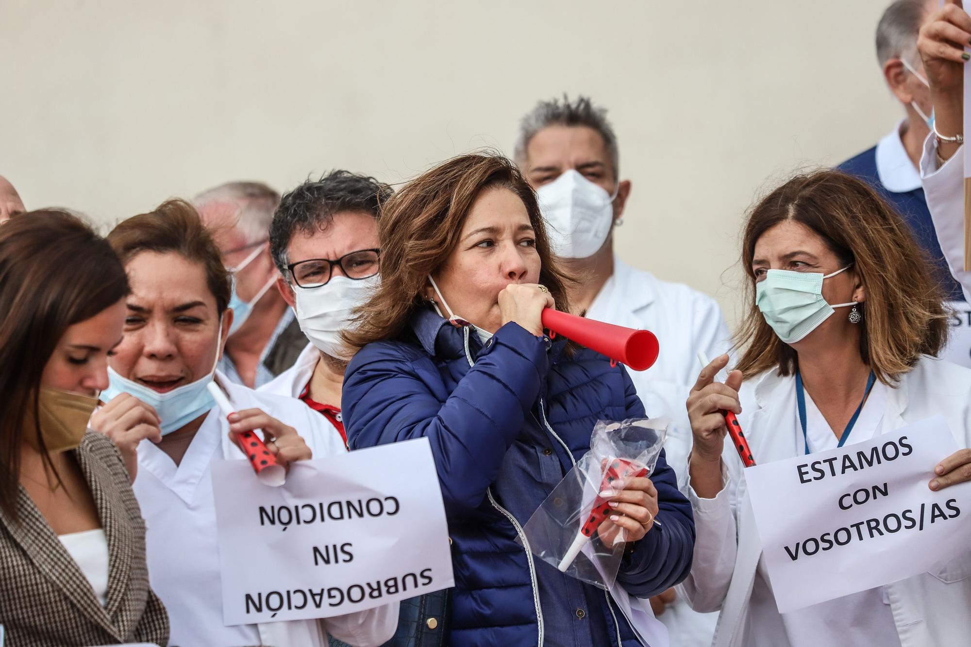 Protesta de los médicos sin MIR a las puertas del Hospital Universitario de Torrevieja