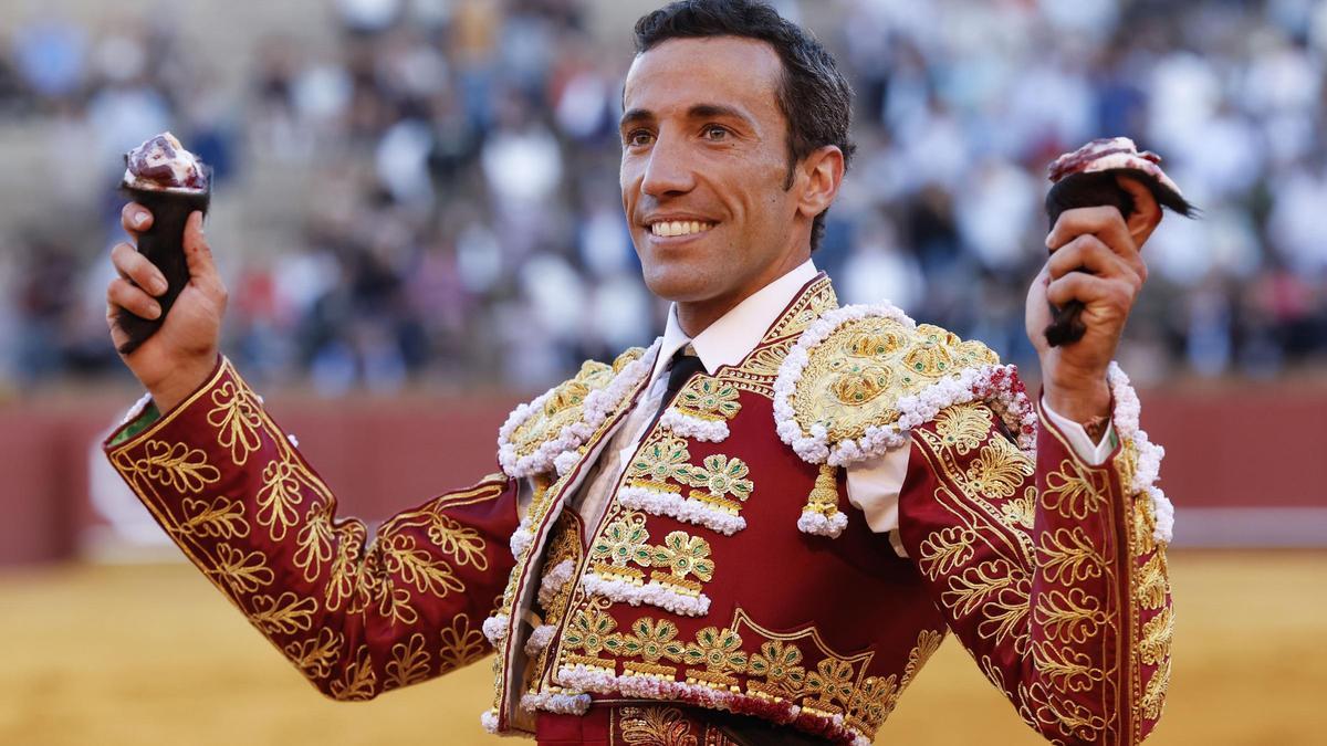 David de Miranda muestra sus dos orejas este martes, en La Maestranza de Sevilla.