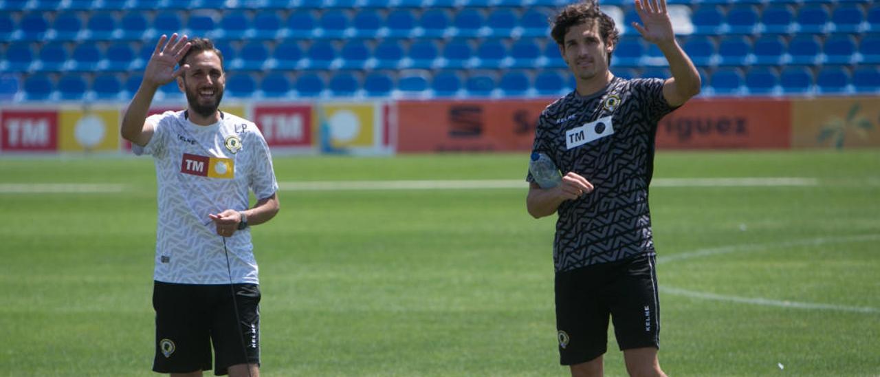 El técnico Lluís Planagumà y el mediocentro Fran Miranda saludan a la grada al término de un entrenamiento en el Rico Pérez.