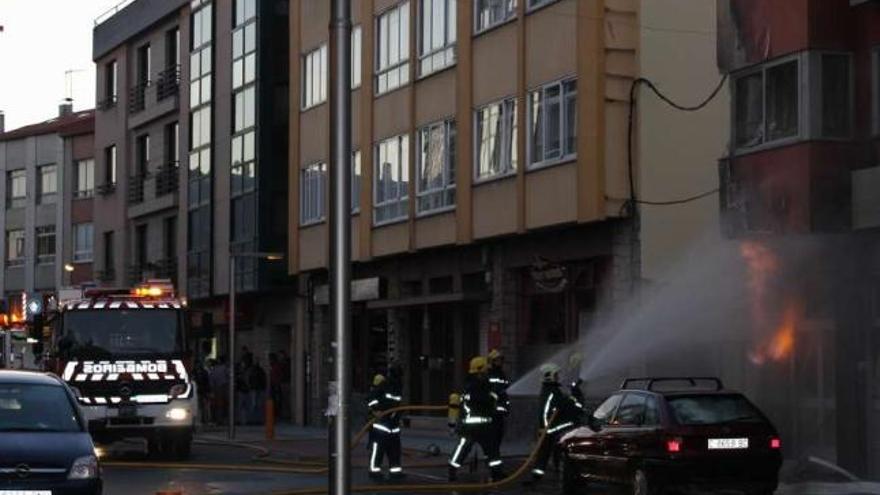 Los bomberos, ayer, durante las labores de extinción del incendio. / la opinión