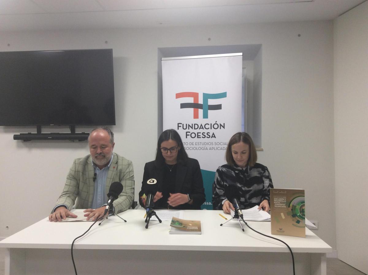 Víctor Mellado Pomares, presidente de Càritas CV, María Moscardó Bolinches y Marina Sánchez – Sierra Ramos.