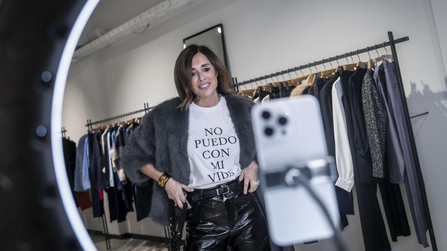 Georgina Escoda, grabando un 'live' desde su tienda de Barcelona.
