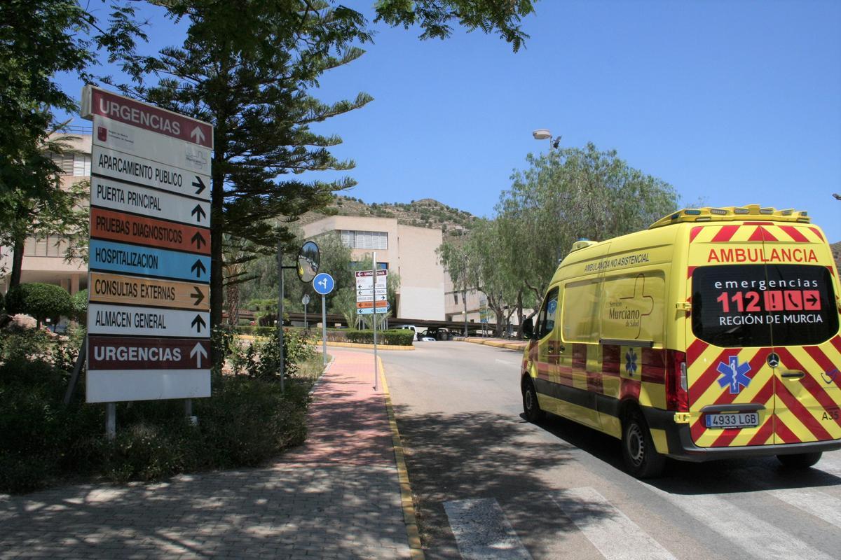 Una ambulancia entra en el recinto del Hospital Rafael Méndez.