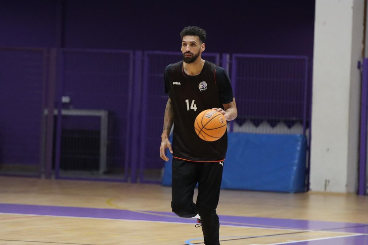 El nuevo jugador de Proinbeni, en su primer entrenamiento en Gandia