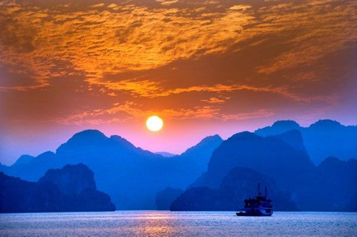 La bahía de Ha-Long, en Vietnam, al atardecer es de belleza incomparable.