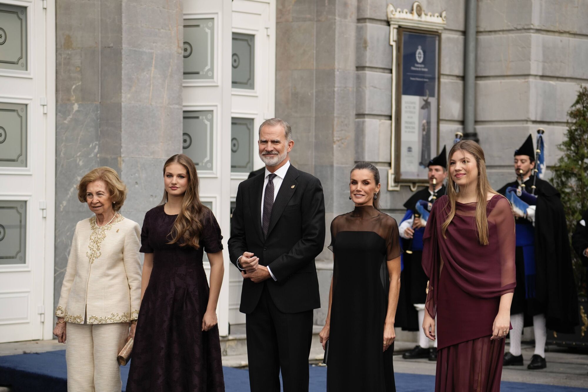 Así fue la llegada de los invitados a los premios "Princesa de Asturias" y su paso por la alfombra azul