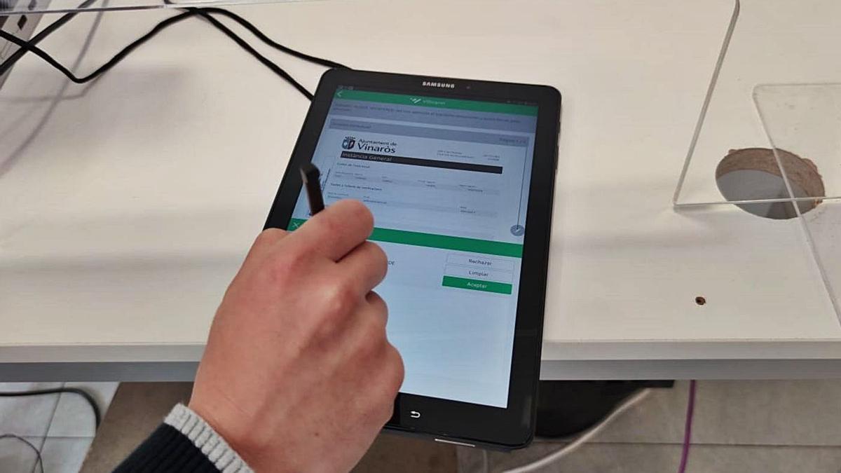 Un usuario estampa su firma electrónica con una tableta en una página de la web del Ayuntamiento de Vinaròs.