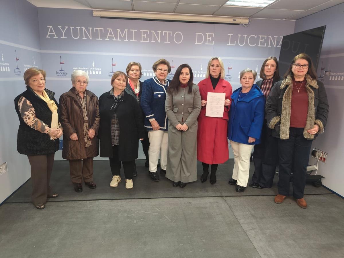 Representantes de los colectivos de mujeres de Lucena que firman el documento sobre el juzgado de violencia de género.