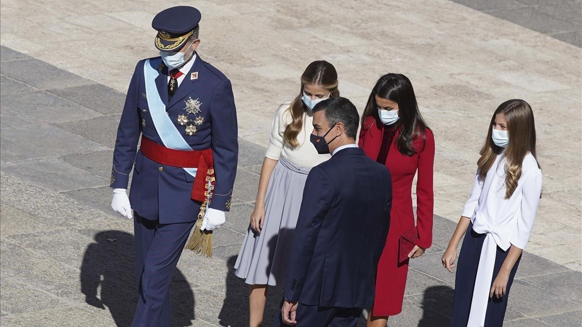 El rey Felipe VI, la reina Letizia y sus hijas, la princesa Leonor y la infanta Sofía, saludan al presidente del Gobierno, Pedro Sánchez, a su llegada a la celebración de este 12-O en la plaza de la Armería del Palacio Real de Madrid.