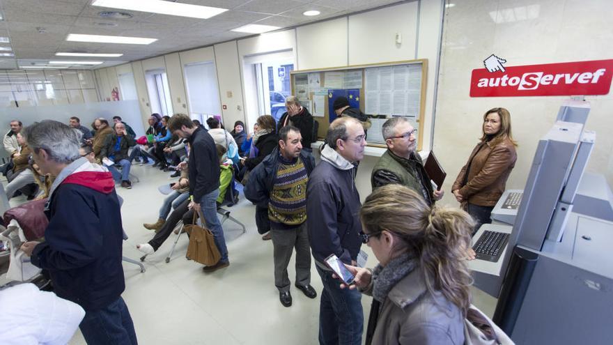 Actividad en una oficina de Labora (antiguo Servef) en València.