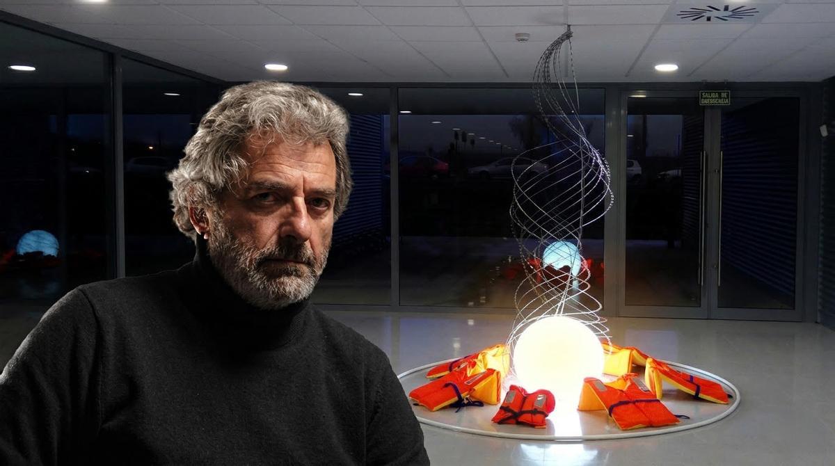 Antonio Núñez junto a una de sus obras.
