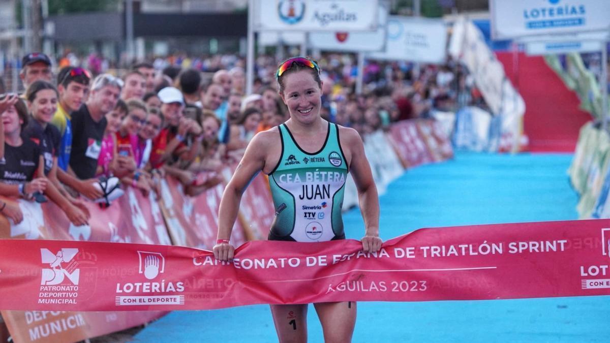 Noelia Juan cruza la meta en primer lugar