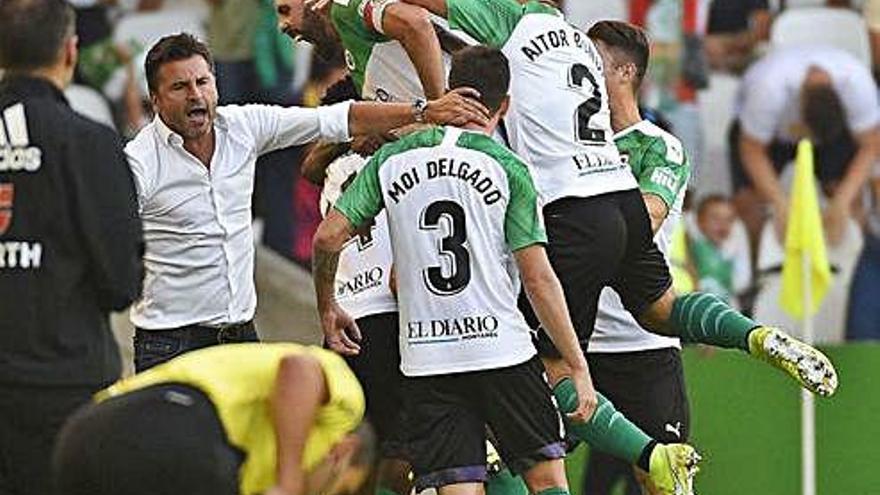 Los jugadores del Racing celebran uno de los goles en el partido de ayer ante el Mirandés.