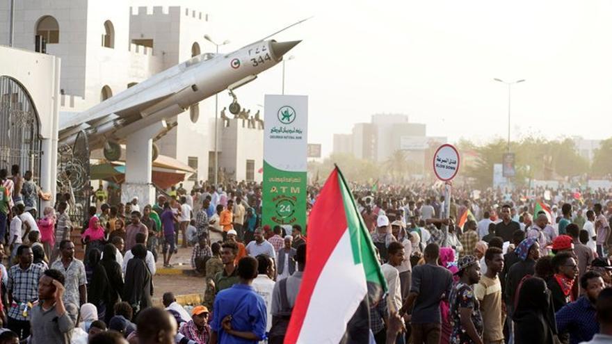 Sudán: Mueren 13 personas en protestas tras la caída de Omar al Bashir
