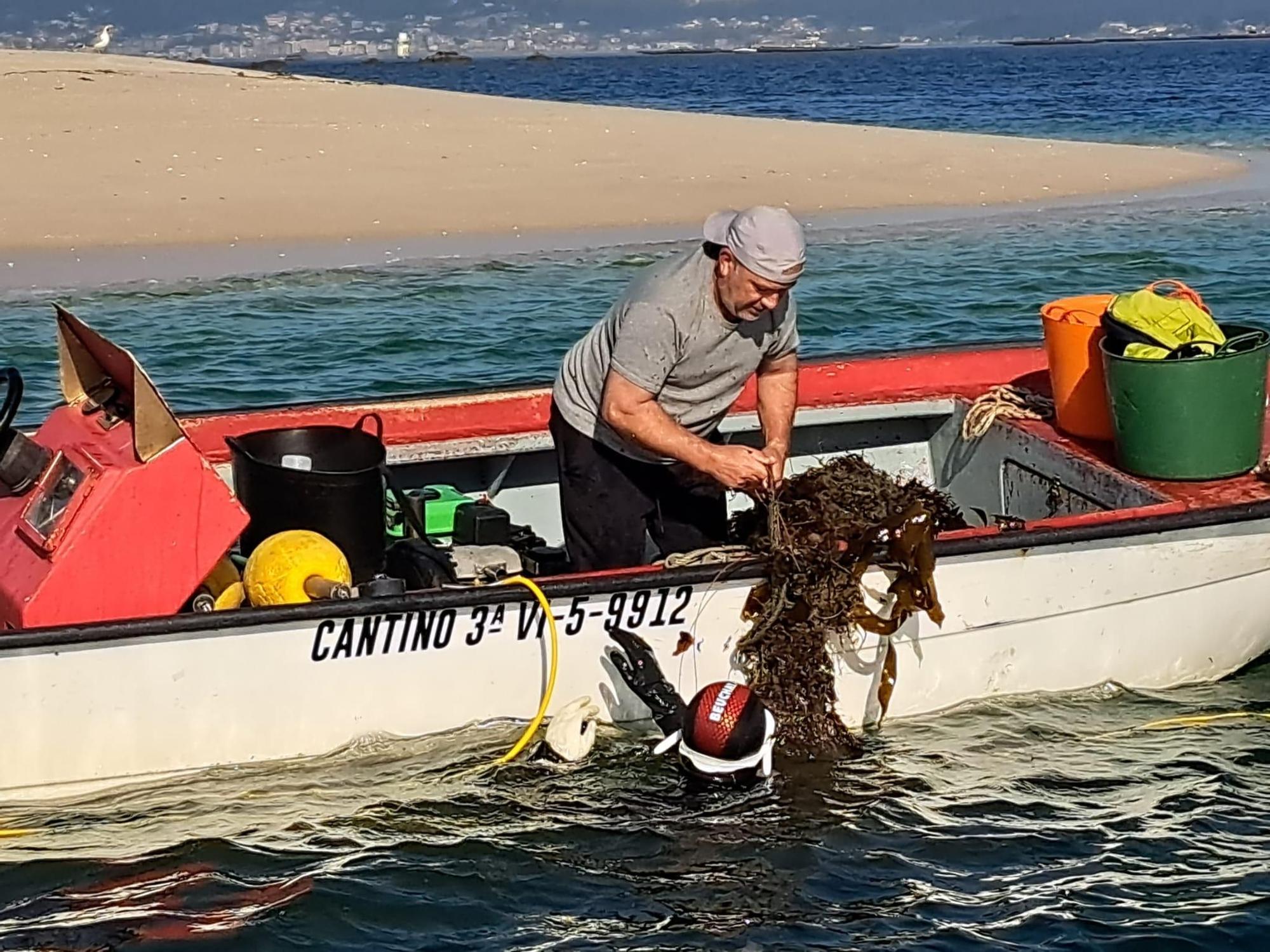 Los trabajos de eliminación de basura marina llevados a cabo por el programa Plancton en Guidoiros Areoso.