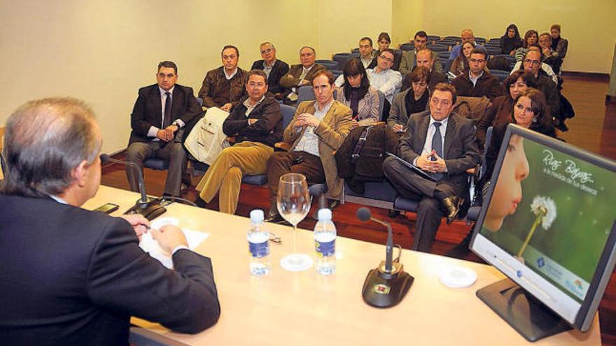 José Manuel Figueroa explica los cambios en Fitur a los alcaldes y ediles de Turismo.  // Rafa Vázquez