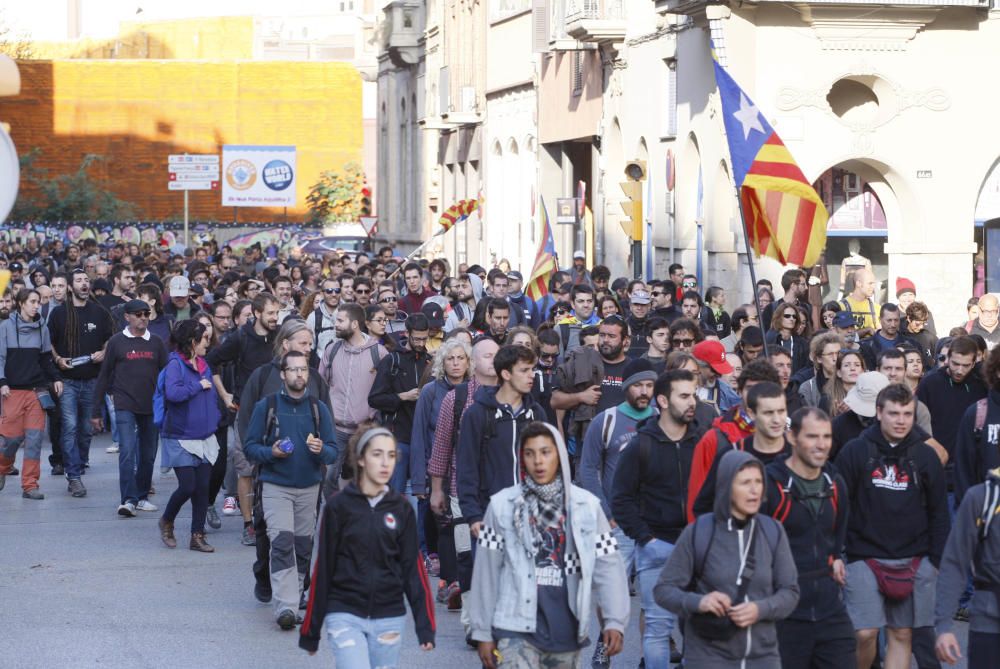 Els CDR retiren la bandera espanyola de la seu de la Generalitat a Girona